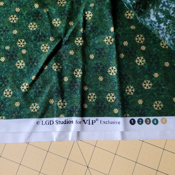 Vintage Christmas Fabric V.I.P. Gold Snowflakes on Green Backgrd 2 Yards + 15" - Picture 2 of 3